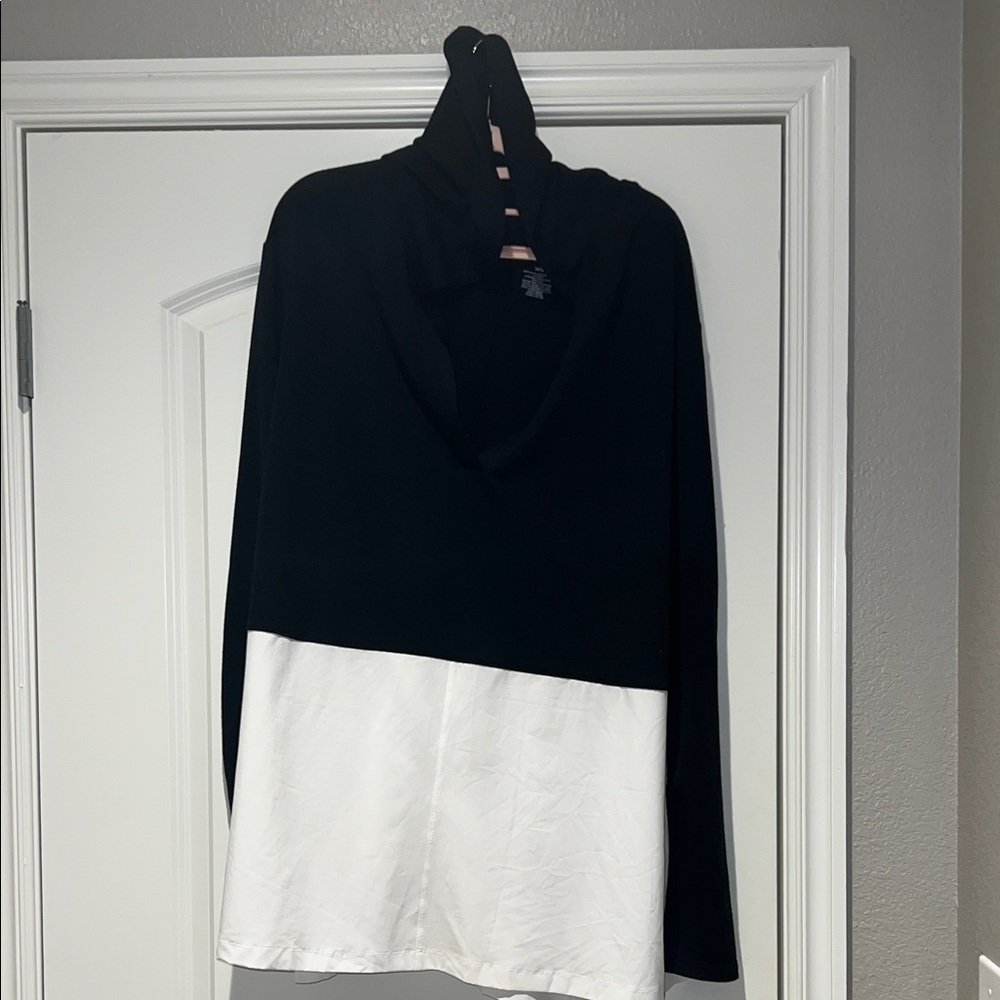 Livi Active Monochrome V-Nexk Pullover with Hoodie
